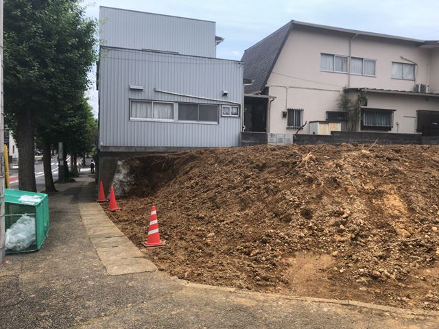 大谷石擁壁撤去工事(神奈川県横浜市青葉区梅が丘)中の様子です。